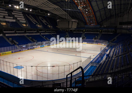 KOSICE, SLOWAKEI - 29 April 2019: indoor Ansicht von Stahl Arena - Eishockey Stadion, in dem Internationalen IIHF Eishockey WM 2019. Stockfoto