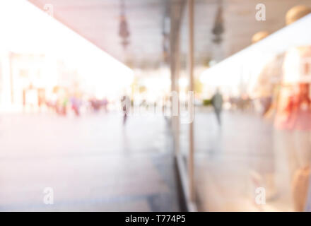 Unscharfer Hintergrund. Verschwommene Menschen zu Fuß durch die Stadt. Stockfoto