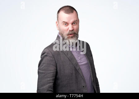 Überrascht oder mittleren Alter Mann in der Jacke verwirrt. Stockfoto