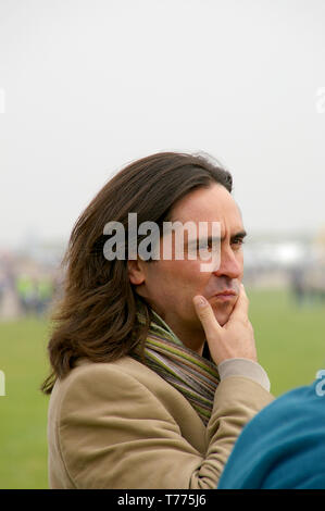 Neil Oliver, Fernsehmoderator, freier Archäologe, Naturschützer und Autor. BBC TV Coast Moderator. Nachdenken während des Filmens Stockfoto