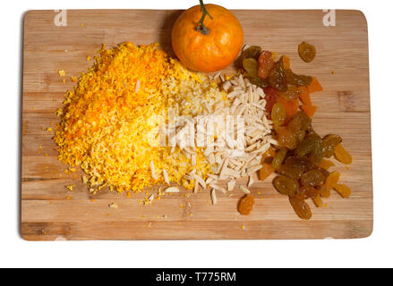 Getrocknete Rosinen, Mandeln und zerdrückten mandarin Muscheln auf Holzbrett mit weißem Hintergrund, Ansicht von oben. Close-up. Stockfoto
