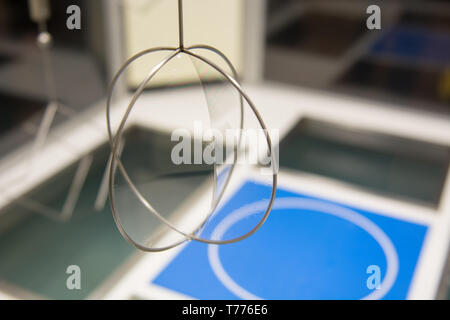 Experimentieren Sie mit Seifenblasen in Kreisen, die sich kreuzen Stockfoto