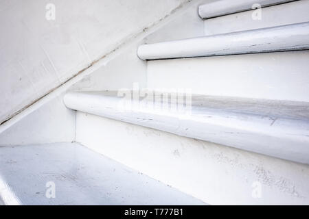 Holz- weißen Treppe Nähe zu sehen. Detail des Hauses. Stockfoto
