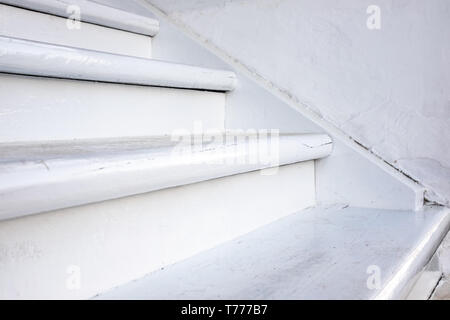 Holz- weißen Treppe Nähe zu sehen. Detail eines Hauses. Stockfoto