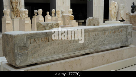 Sturz der Römischen Theater der Stadt, zu Ehren der aedil Lucius Aemilius Rectus, der die Reform des Gleichen finanziert. Ende des 1. bis Anfang 2. nachchristlichen Jahrhunderten. Marmor. Von Carthago Nova (Cartagena, Murcia, Spanien). Nationalen Archäologischen Museum. Madrid. Spanien. Stockfoto