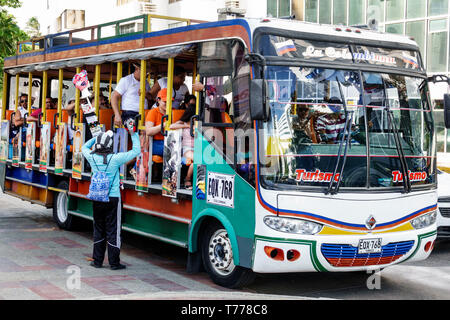 Cartagena Kolumbien, El Laguito, Chiva Party Bus, geführte Tour, Verkäufer Stände Stand Marktmarkt Markt, Käufer Kauf Verkauf, Mann Männer männlich, COL19 Stockfoto