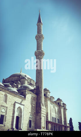 Die Fatih Moschee (der Eroberer Moschee) im Stadtteil Fatih, Istanbul, Türkei. Außenansicht von Hof. Stockfoto