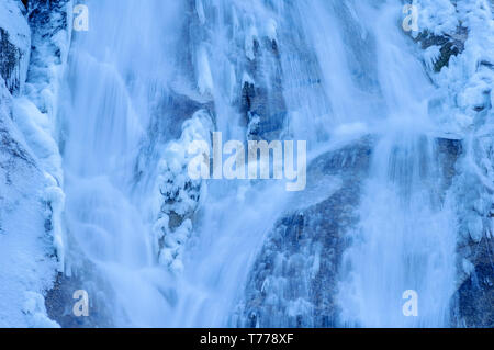 Eingefroren und fließt; Shannon Falls, in Shannon Falls Provincial Park, British Columbia, Kanada. Stockfoto