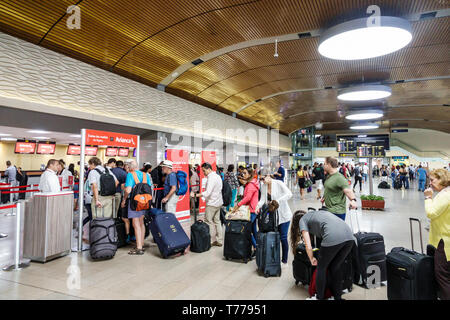 Cartagena Kolumbien, Aeropuerto Internacional Rafael Nunez International Airport CTG, Terminal, Einwohner Hispanos, Mann, Mann, Frau, Frau, Frau Stockfoto