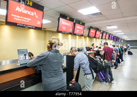 Cartagena Kolumbien, Aeropuerto Internacional Rafael Nunez International Airport CTG, Terminal, Einwohner Hispanos, Mann, Mann, Frau, Frau, Frau Stockfoto