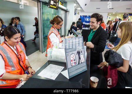 Cartagena Colombia, Aeropuerto Internacional Rafael Nunez International Airport CTG, Gate, Avianca Airlines, Einwohner von Hispanic, weibliche Wome Stockfoto