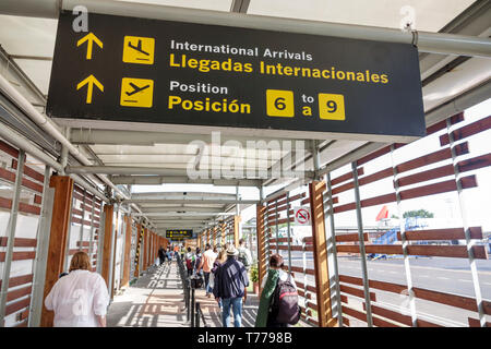 Cartagena Kolumbien, Aeropuerto Internacional Rafael Nunez International Airport CTG, asphaltierte Fahrgastbrücke, Einwohner von Hispanic, Frau, weiblich w Stockfoto