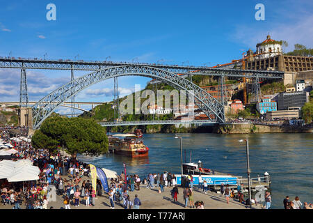 Die Dom Luis I Metall bogen Brücke über den Fluss Douro in Porto, Portugal Stockfoto