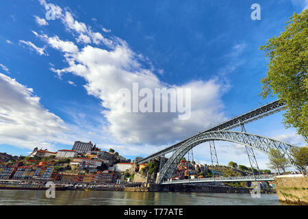 Die Dom Luis I Metall bogen Brücke über den Fluss Douro in Porto, Portugal Stockfoto