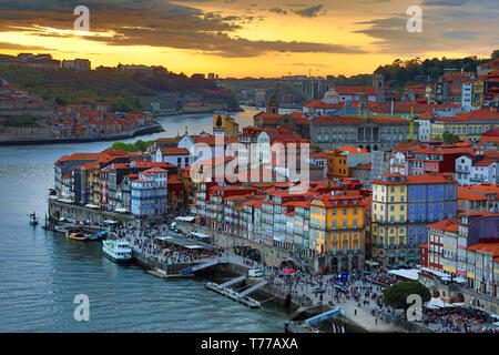 Die Stadt Porto und den Fluss Douro bei Sonnenuntergang, Porto, Portugal Stockfoto