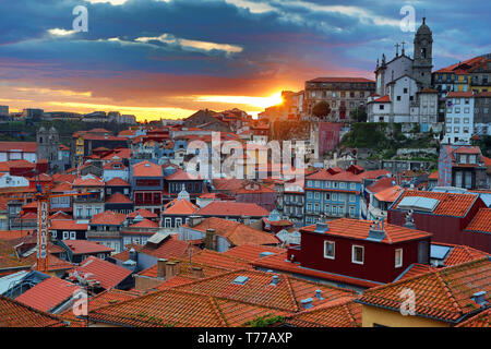 Sonnenuntergang über den Dächern der Stadt von Porto, Portugal Stockfoto