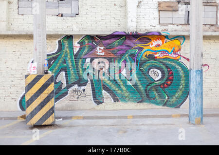 MEXICALI, MEXIKO - 8 April ein Graffiti auf einen chinesischen Drachen an einer Wand in der Innenstadt von Mexicali Stockfoto