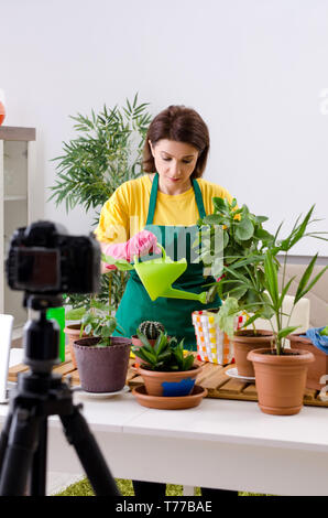 Weibliche blogger erklärt Zimmerpflanzen wachsen Stockfoto