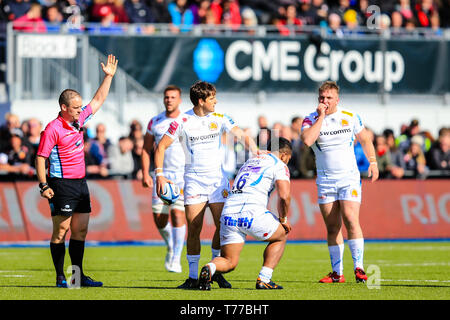 London, Großbritannien. 04 Mai, 2019. 4. Mai 2019, Allianz, London, England; Gallagher Premiership, Sarazenen vs Exeter Chiefs; Sam Maunder (21) von Exeter gibt Elvis Taione einen Klaps auf den Rücken der Credit: Georgie Kerr/News Bilder Credit: Aktuelles Bilder/Alamy leben Nachrichten Stockfoto
