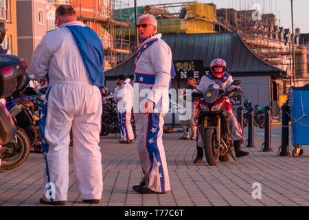 Aberystwyth, Wales. 04 Mai, 2019. Einige der 50 Motorradfahrer, alle verkleidet als ikonische stunt Rider 'Evel Kneivel' in Aberystwyth eine Dämmerung ankommen als Teil ihrer jährlichen Charity fund raising Fahrt rund um Wales. Jetzt im 8. Jahr, die Biker Start und Ziel in Wrexham und 5 Tage dauern, die 1070 km perimiter von Wales zu fahren, Geld für Macmillan Cancer Support, endend am Feiertag Montag Credit: Keith Morris/Alamy leben Nachrichten Stockfoto