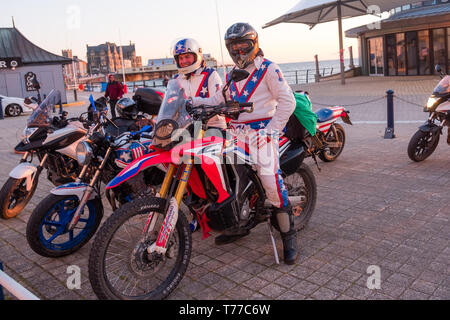 Aberystwyth, Wales. 04 Mai, 2019. Einige der 50 Motorradfahrer, alle verkleidet als ikonische stunt Rider 'Evel Kneivel' in Aberystwyth eine Dämmerung ankommen als Teil ihrer jährlichen Charity fund raising Fahrt rund um Wales. Jetzt im 8. Jahr, die Biker Start und Ziel in Wrexham und 5 Tage dauern, die 1070 km perimiter von Wales zu fahren, Geld für Macmillan Cancer Support, endend am Feiertag Montag Credit: Keith Morris/Alamy leben Nachrichten Stockfoto