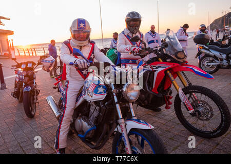 Aberystwyth, Wales. 04 Mai, 2019. Einige der 50 Motorradfahrer, alle verkleidet als ikonische stunt Rider 'Evel Kneivel' in Aberystwyth eine Dämmerung ankommen als Teil ihrer jährlichen Charity fund raising Fahrt rund um Wales. Jetzt im 8. Jahr, die Biker Start und Ziel in Wrexham und 5 Tage dauern, die 1070 km perimiter von Wales zu fahren, Geld für Macmillan Cancer Support, endend am Feiertag Montag Credit: Keith Morris/Alamy leben Nachrichten Stockfoto