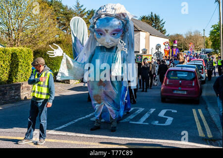 Ballydehob, West Cork, Irland. 4. Mai, 2019. Der Stil von New Orleans Jazz Beerdigung fand heute Abend im Rahmen der jährlichen Ballydehob Jazz Festival. Die Parade wartet seine Reise bis zu Ballydehob Hauptstraße beginnen. Credit: Andy Gibson/Alamy Leben Nachrichten. Stockfoto