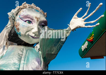 Ballydehob, West Cork, Irland. 4. Mai, 2019. Der Stil von New Orleans Jazz Beerdigung fand heute Abend im Rahmen der jährlichen Ballydehob Jazz Festival. Eine der massiven Marionetten Pässe Ballydehob Garage. Credit: Andy Gibson/Alamy Leben Nachrichten. Stockfoto