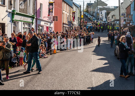 Ballydehob, West Cork, Irland. 4. Mai, 2019. Der Stil von New Orleans Jazz Beerdigung fand heute Abend im Rahmen der jährlichen Ballydehob Jazz Festival. Riesige Menschenmengen erwies sich für die Parade. Credit: Andy Gibson/Alamy Leben Nachrichten. Stockfoto