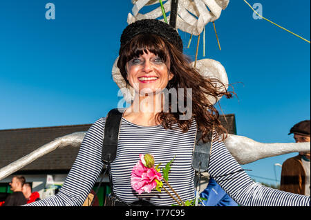 Ballydehob, West Cork, Irland. 4. Mai, 2019. Der Stil von New Orleans Jazz Beerdigung fand heute Abend im Rahmen der jährlichen Ballydehob Jazz Festival. Einer der Künstler, die an der Parade teilgenommen haben. Credit: Andy Gibson/Alamy Leben Nachrichten. Stockfoto