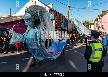 Ballydehob, West Cork, Irland. 4. Mai, 2019. Der Stil von New Orleans Jazz Beerdigung fand heute Abend im Rahmen der jährlichen Ballydehob Jazz Festival. Ballydehob Hauptstraße war mit Schaulustigen verpackt als die Parade seinen Weg den Hügel hinauf. Credit: Andy Gibson/Alamy Leben Nachrichten. Stockfoto