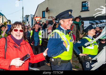 Ballydehob, West Cork, Irland. 4. Mai, 2019. Der Stil von New Orleans Jazz Beerdigung fand heute Abend im Rahmen der jährlichen Ballydehob Jazz Festival. Die lokale Gardai schien, genießen die Parade. Credit: Andy Gibson/Alamy Leben Nachrichten. Stockfoto