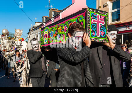 Ballydehob, West Cork, Irland. 4. Mai, 2019. Der Stil von New Orleans Jazz Beerdigung fand heute Abend im Rahmen der jährlichen Ballydehob Jazz Festival. Die leeren Sarg macht seinen Weg bis Ballydehob Hauptstraße. Credit: Andy Gibson/Alamy Leben Nachrichten. Stockfoto