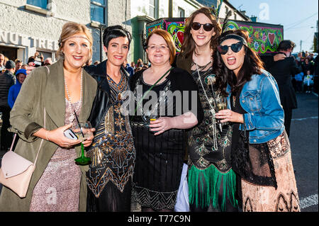 Ballydehob, West Cork, Irland. 4. Mai, 2019. Der Stil von New Orleans Jazz Beerdigung fand heute Abend im Rahmen der jährlichen Ballydehob Jazz Festival. Die leeren Sarg macht seinen Weg bis Ballydehob Hauptstraße als Partygängern auf. Credit: Andy Gibson/Alamy Leben Nachrichten. Stockfoto