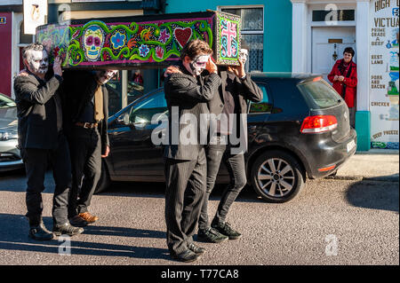 Ballydehob, West Cork, Irland. 4. Mai, 2019. Der Stil von New Orleans Jazz Beerdigung fand heute Abend im Rahmen der jährlichen Ballydehob Jazz Festival. Die leeren Sarg macht seinen Weg bis Ballydehob Hauptstraße. Bild: Andy Gibson. Stockfoto