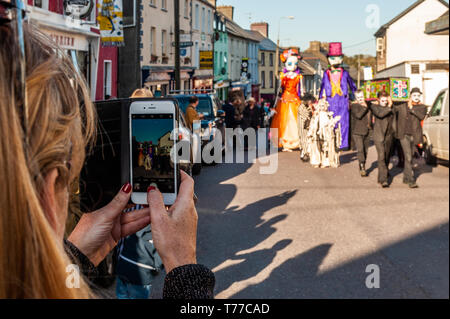 Ballydehob, West Cork, Irland. 4. Mai, 2019. Der Stil von New Orleans Jazz Beerdigung fand heute Abend im Rahmen der jährlichen Ballydehob Jazz Festival. Viele Menschen die Veranstaltung auf ihren Telefonen erfasst. Credit: Andy Gibson/Alamy Leben Nachrichten. Stockfoto