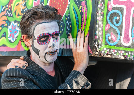 Ballydehob, West Cork, Irland. 4. Mai, 2019. Der Stil von New Orleans Jazz Beerdigung fand heute Abend im Rahmen der jährlichen Ballydehob Jazz Festival. Diese pallbearer hatte einen Blick der Konzentration auf seinem Gesicht. Credit: Andy Gibson/Alamy Leben Nachrichten. Stockfoto