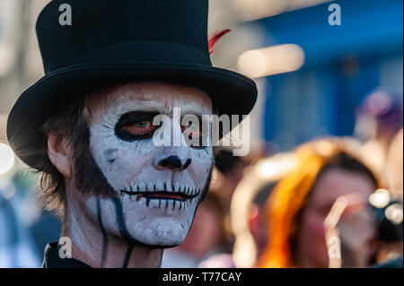 Ballydehob, West Cork, Irland. 4. Mai, 2019. Der Stil von New Orleans Jazz Beerdigung fand heute Abend im Rahmen der jährlichen Ballydehob Jazz Festival. Die "Beerdigung Regisseur". Credit: Andy Gibson/Alamy Leben Nachrichten. Stockfoto