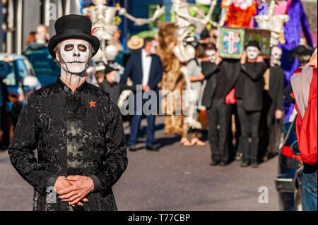 Ballydehob, West Cork, Irland. 4. Mai, 2019. Der Stil von New Orleans Jazz Beerdigung fand heute Abend im Rahmen der jährlichen Ballydehob Jazz Festival. Die Parade macht seinen Weg bis Ballydehob Hauptstraße. Credit: Andy Gibson/Alamy Leben Nachrichten. Stockfoto