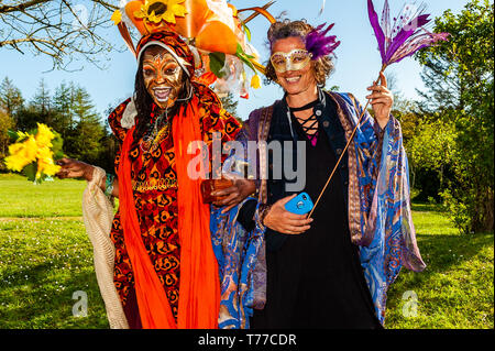 Ballydehob, West Cork, Irland. 4. Mai, 2019. Der Stil von New Orleans Jazz Beerdigung fand heute Abend im Rahmen der jährlichen Ballydehob Jazz Festival. Olga Kelleher, Dunbeacon und Melanie Furniss, Schull, nahmen an der Parade. Credit: Andy Gibson/Alamy Leben Nachrichten. Stockfoto