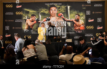 Las Vegas, USA. 04 Mai, 2019. (L - R) Gennadiy 'ggg'' Glolovkin kündigt seine neue Boxtrainer Johnathon Banks Samstag während einer Pressekonferenz in Las Vegas NV. April 4, 2019. Johnathon Banks GGG für seine bevorstehenden Kampf in New York gegen Steve Rollen bei MSG am 8. Juni. Credit: ZUMA Press, Inc./Alamy leben Nachrichten Stockfoto