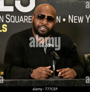 Las Vegas, USA. 04 Mai, 2019. (L - R) Gennadiy 'ggg'' Glolovkin kündigt seine neue Boxtrainer Johnathon Banks Samstag während einer Pressekonferenz in Las Vegas NV. April 4, 2019. Johnathon Banks GGG für seine bevorstehenden Kampf in New York gegen Steve Rollen bei MSG am 8. Juni. Credit: ZUMA Press, Inc./Alamy leben Nachrichten Stockfoto