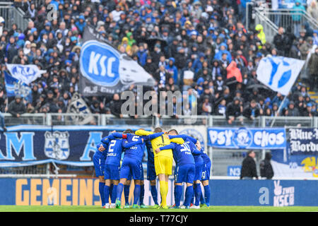 Karlsruhe, Deutschland. 04 Mai, 2019. Das Team des KSC schwört. GES/Fußball/3. Liga: Karlsruher SC - SG Sonnenhof Grossaspach, 4. Mai 1919 - Fußball 3. Division: Karlsruher SC vs SG Sonnenhof Grossaspach, Karlsruhe, Mai 04, 2019 - | Verwendung der weltweiten Kredit: dpa/Alamy leben Nachrichten Stockfoto