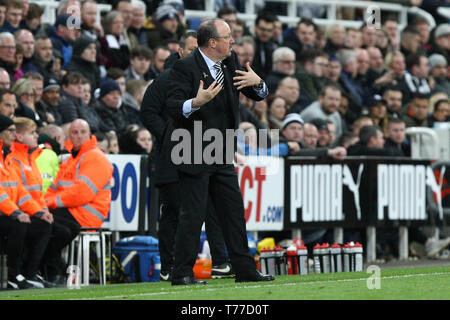 Newcastle upon Tyne, Großbritannien. 04 Mai, 2019. Newcastle United manager Rafael Benitez während der Premier League Match zwischen Newcastle United und Liverpool in der St. James's Park entfernt. Nur die redaktionelle Nutzung, eine Lizenz für die gewerbliche Nutzung erforderlich. Keine Verwendung in Wetten, Spiele oder einer einzelnen Verein/Liga/player Publikationen. Foto darf nur für Zeitung und/oder Zeitschrift redaktionelle Zwecke verwendet werden. Credit: MI Nachrichten & Sport/Alamy leben Nachrichten Stockfoto