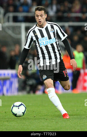 Newcastle upon Tyne, Großbritannien. 04 Mai, 2019. Newcastle United Javier Manquillo während der Premier League Match zwischen Newcastle United und Liverpool in der St. James's Park entfernt. Nur die redaktionelle Nutzung, eine Lizenz für die gewerbliche Nutzung erforderlich. Keine Verwendung in Wetten, Spiele oder einer einzelnen Verein/Liga/player Publikationen. Foto darf nur für Zeitung und/oder Zeitschrift redaktionelle Zwecke verwendet werden. Credit: MI Nachrichten & Sport/Alamy leben Nachrichten Stockfoto