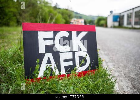 Greding, Bayern, Deutschland. 4. Mai, 2019. Recht Sterben - extremistische Flanke der Alternative für Deutschland Partei als 'der Fluegel'' bekannt (die "Flügel") erschien in Greding, in der Nähe von Nürnberg in Bayern. Mit dem Gruppe war Björn Hoecke, Benjamin Nolte, Bernhard Zimniok und Christina Baum. Teilnehmer, darunter rechtsradikaler Dubravko Mandic Credit: ZUMA Press, Inc./Alamy leben Nachrichten Stockfoto