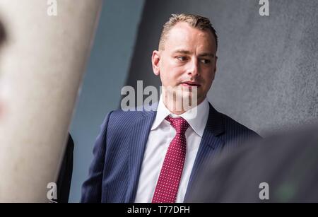 Greding, Bayern, Deutschland. 4. Mai, 2019. BENJAMIN NOLTE der AfD. Recht Sterben - extremistische Flanke der Alternative für Deutschland Partei als 'der Fluegel'' bekannt (die "Flügel") erschien in Greding, in der Nähe von Nürnberg in Bayern. Mit dem Gruppe war Björn Hoecke, Benjamin Nolte, Bernhard Zimniok und Christina Baum. Die Teilnehmer, darunter r Credit: ZUMA Press, Inc./Alamy leben Nachrichten Stockfoto