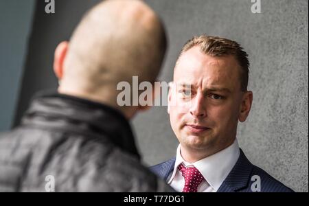 Greding, Bayern, Deutschland. 4. Mai, 2019. BENJAMIN NOLTE der AfD. Recht Sterben - extremistische Flanke der Alternative für Deutschland Partei als 'der Fluegel'' bekannt (die "Flügel") erschien in Greding, in der Nähe von Nürnberg in Bayern. Mit dem Gruppe war Björn Hoecke, Benjamin Nolte, Bernhard Zimniok und Christina Baum. Die Teilnehmer, darunter r Credit: ZUMA Press, Inc./Alamy leben Nachrichten Stockfoto