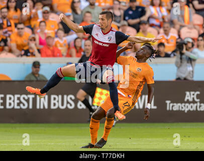 Texas, USA. 04 Mai, 2019. Mai 04, 2019 FC Dallas defender Matt Hedges (24) und Houston Dynamo vorwärts Albertino Elis (17) Bei einem Match zwischen FC Dallas und Houston Dynamo bei BBVA Compass Stadion in Houston, Texas. Die endgültige Houston Dynamo schlägt den FC Dallas 2-1 Maria Lysaker/CSM Credit: Cal Sport Media/Alamy leben Nachrichten Stockfoto