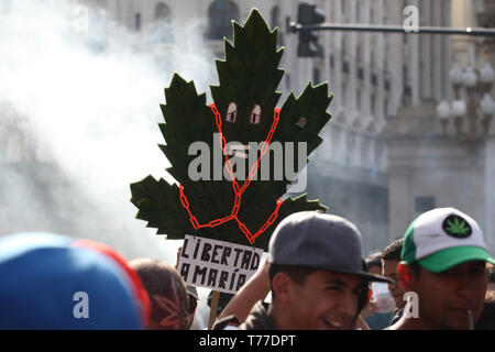 Buenos Aires, Argentinien. 4. Mai, 2019. Internationale März von Marihuana in der Innenstadt von Buenos Aires. Aktivisten fordern die legale Kultivation von Marihuana und Entkriminalisierung. Credit: Claudio Santisteban/ZUMA Draht/Alamy leben Nachrichten Stockfoto